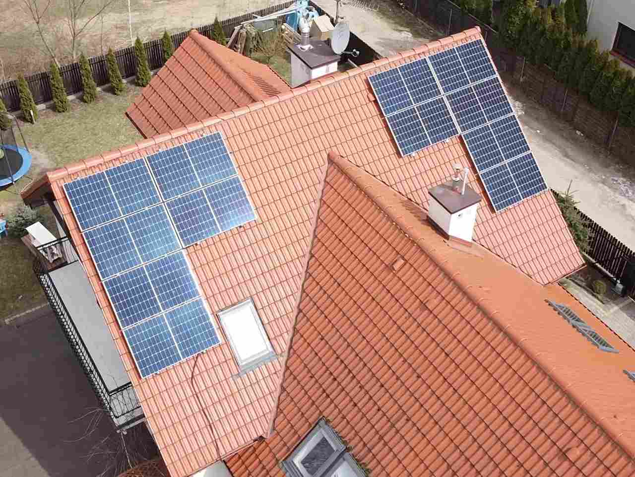 symetryczna instalacja fotowoltaiczna na dachu.
