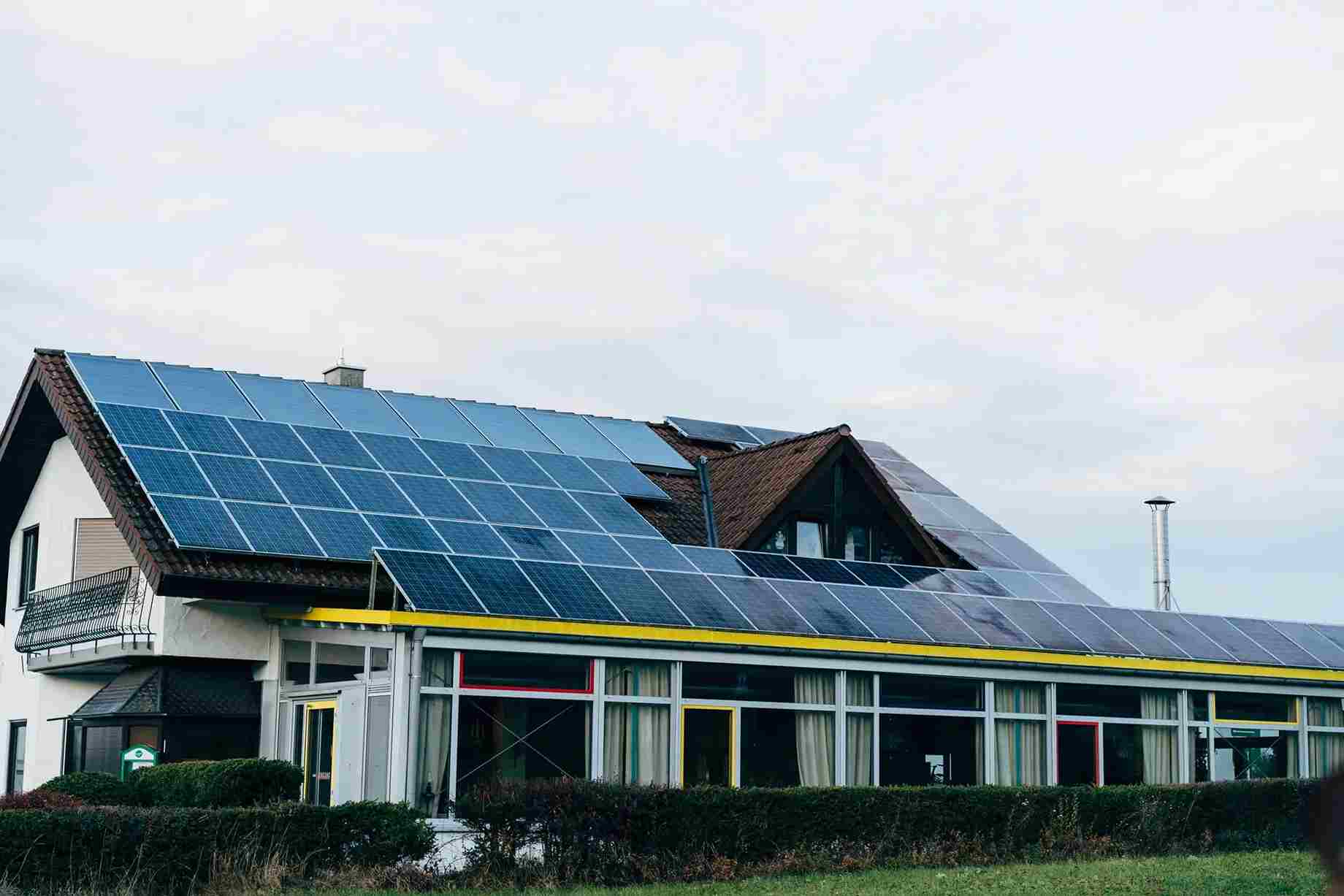dach z panelami fotowoltaicznymi