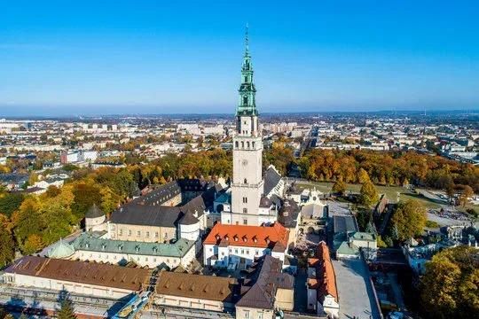 Panoramiczny widok rynku głównego w Częstochowie