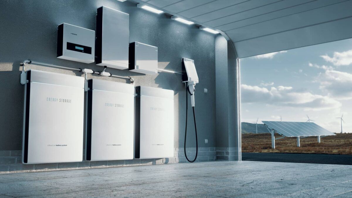 Magazyny energii oraz ładowarka samochodowa w garażu