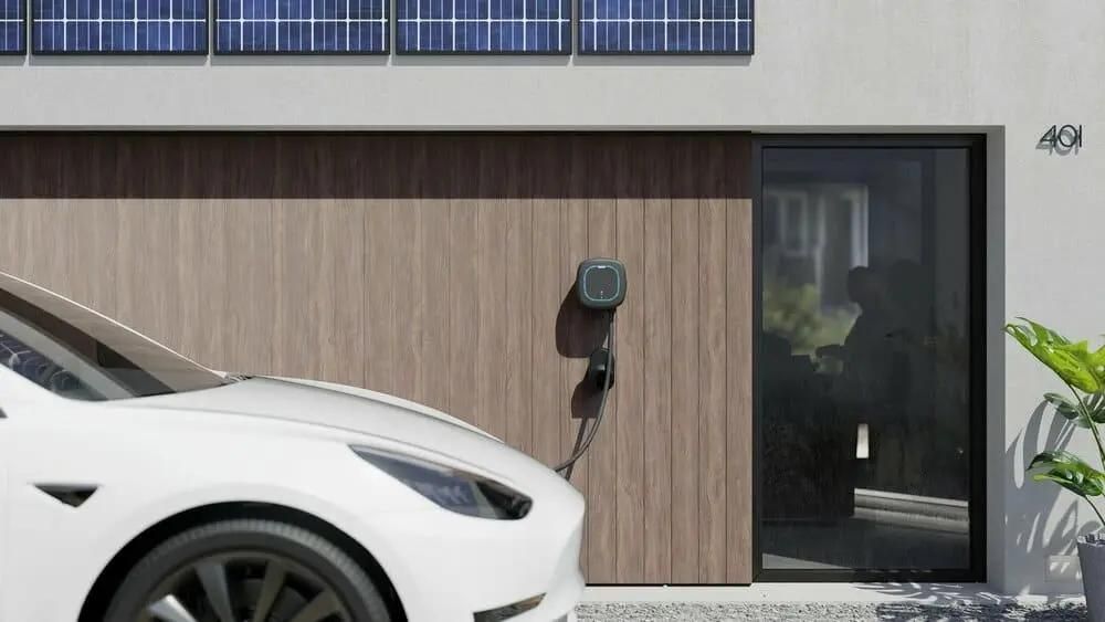 Samochód elektryczny przed domem