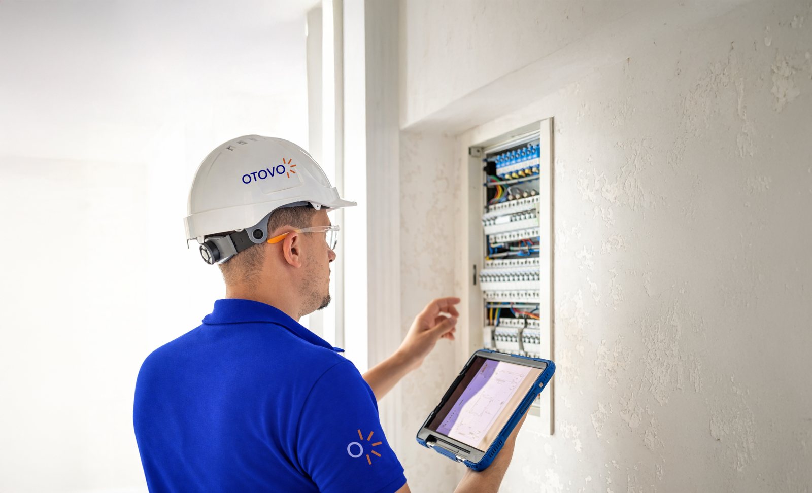 Technik Otovo sprawdza rozdzielnicę elektryczną za pomocą tabletu